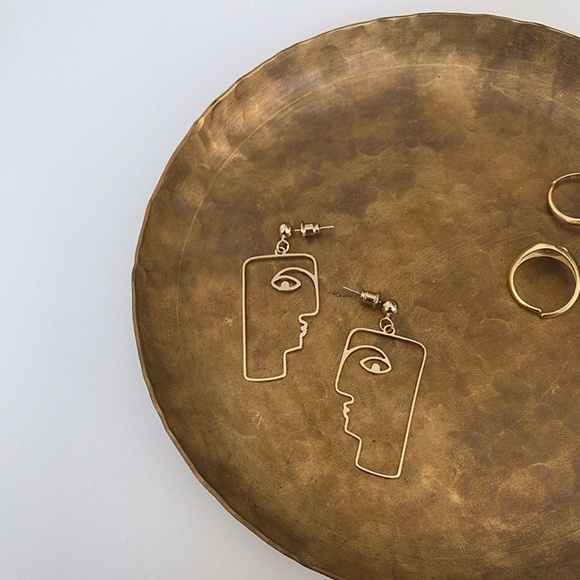 Unique Design//Minimalist Abstract Face Earrings - Picture 4 of 7